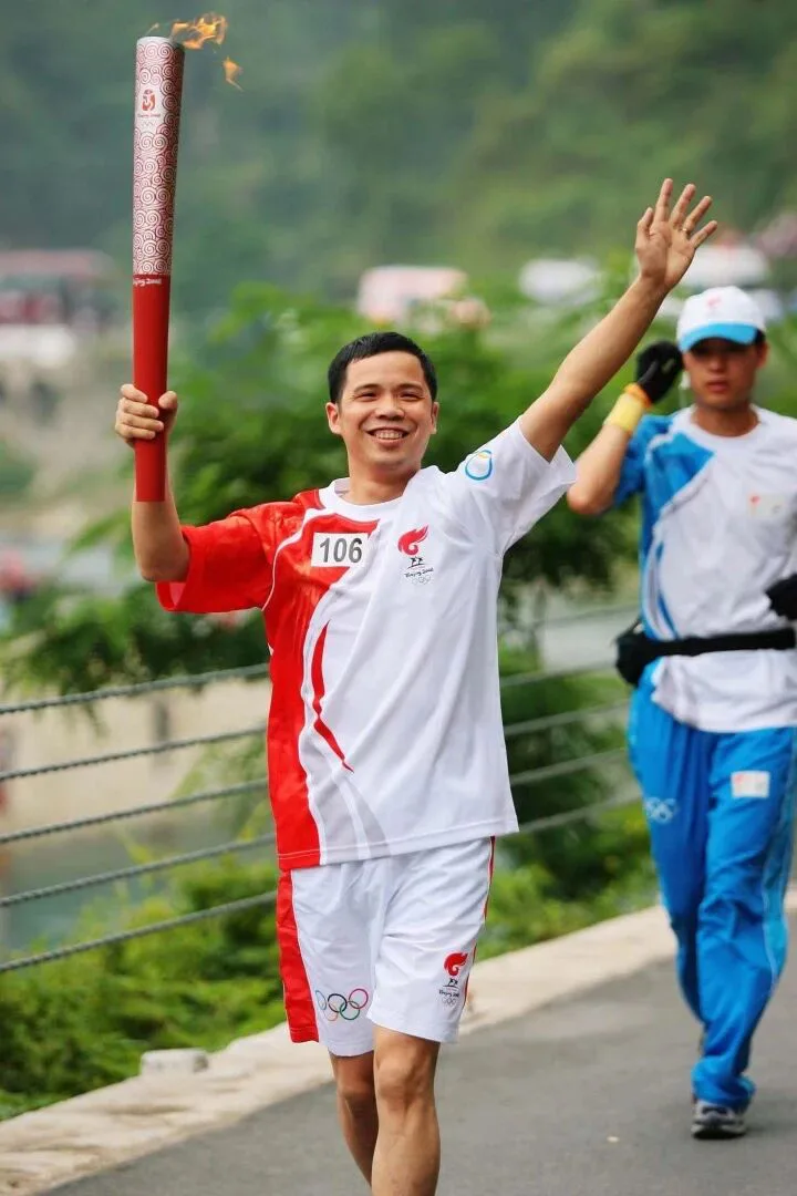 Danny Du carrying the Olympic torch